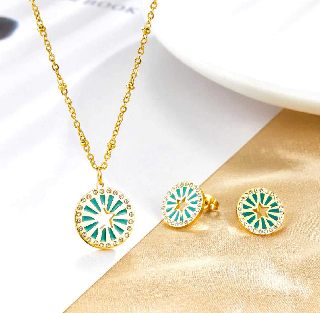 Star green pendant necklace and earrings set